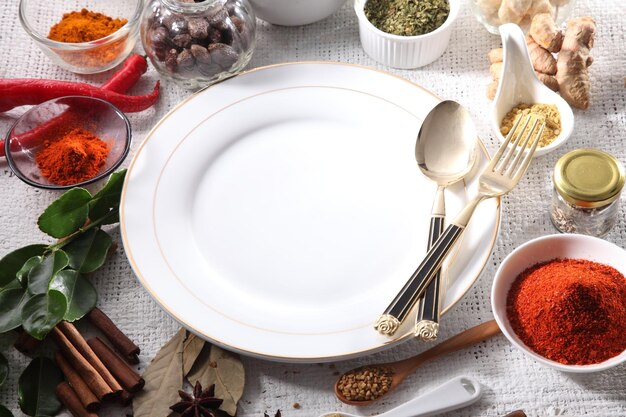 Stół z talerzami i składnikami