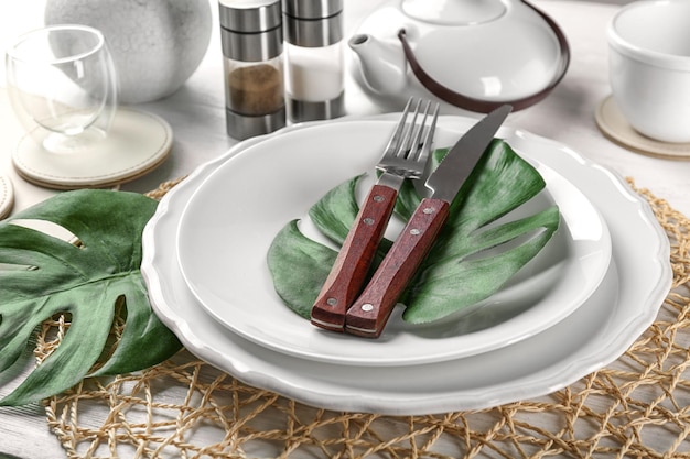 Zestaw talerzy i sztućców
